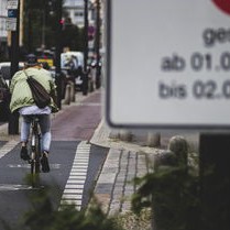广东街头惊现女子故意踹倒多辆电动自行车,行为引众怒